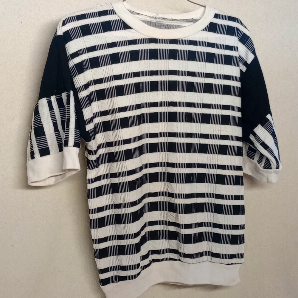 Black and white striped shirt #010
